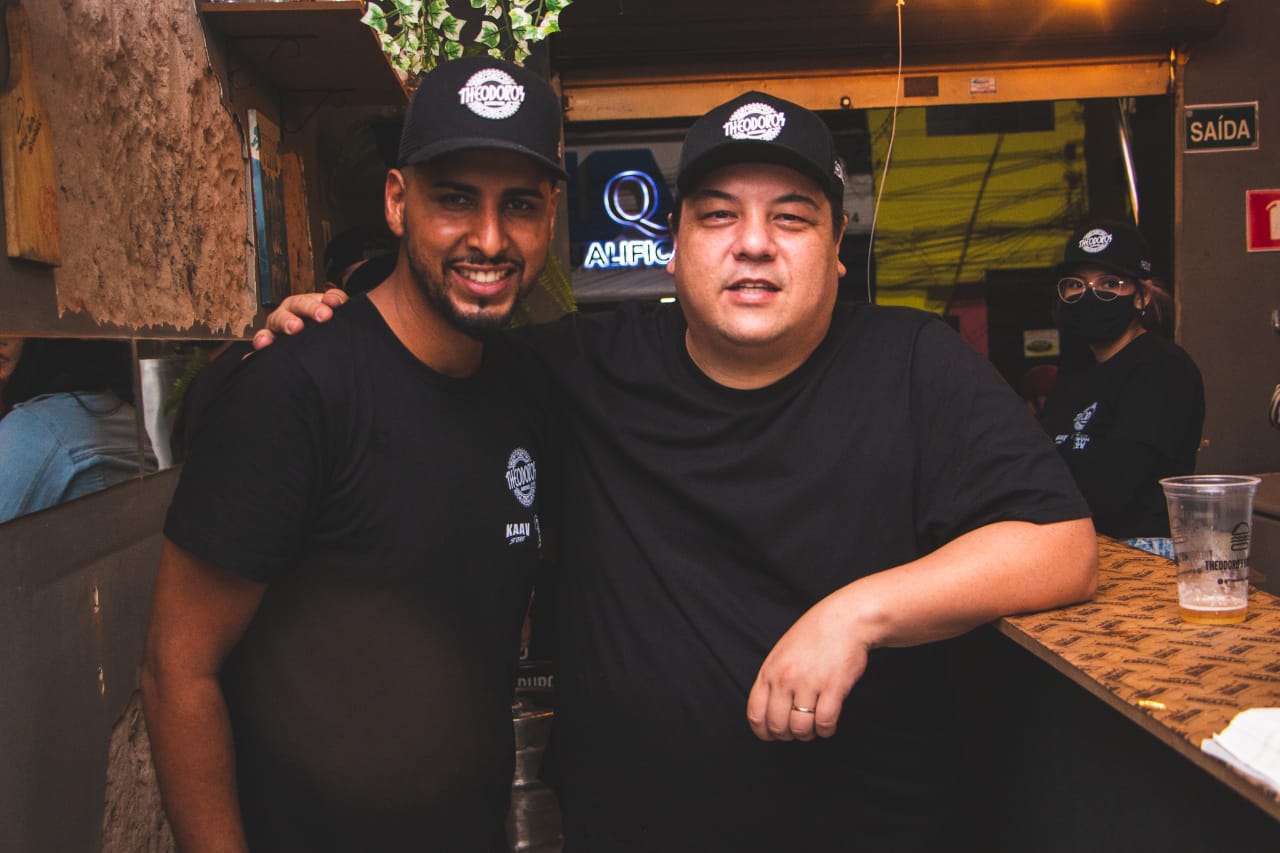 Bruno, dono da Theodoros Burger, ao lado de Marcos Lee (China)